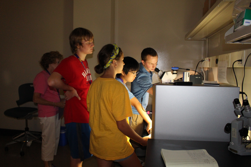 photo: students in lab